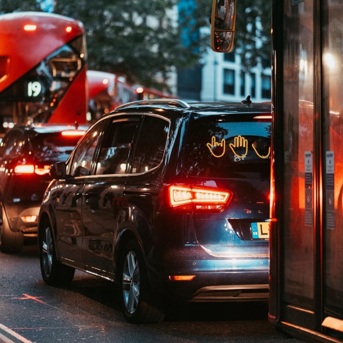 Zábavná svietiaca ruka s gestami na zadné okno auta